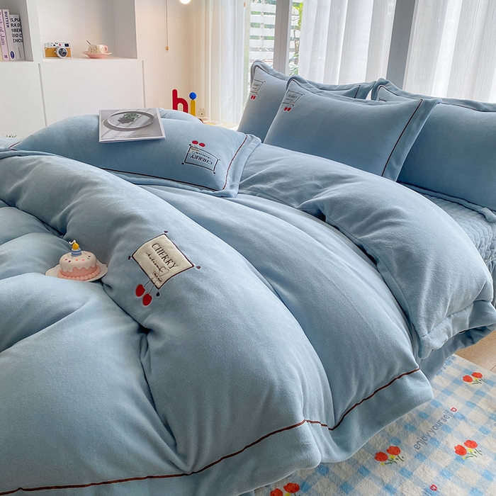 91家纺网 家纺一手货源 找家纺 美伦美焕 2025新款獭獭绒贴布绣床盖款四件套 雾霾蓝