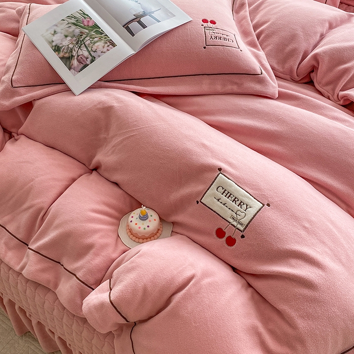 91家纺网 家纺一手货源 找家纺 美伦美焕 2025新款獭獭绒贴布绣床盖款四件套 豆沙