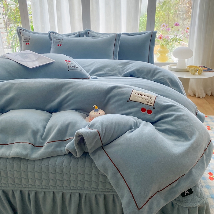 91家纺网 家纺一手货源 找家纺 美伦美焕 2025新款獭獭绒贴布绣床盖款四件套 雾霾蓝