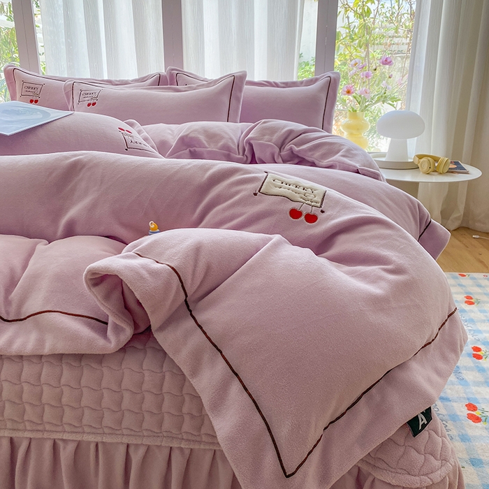 91家纺网 家纺一手货源 找家纺 美伦美焕 2025新款獭獭绒贴布绣床盖款四件套 香芋紫