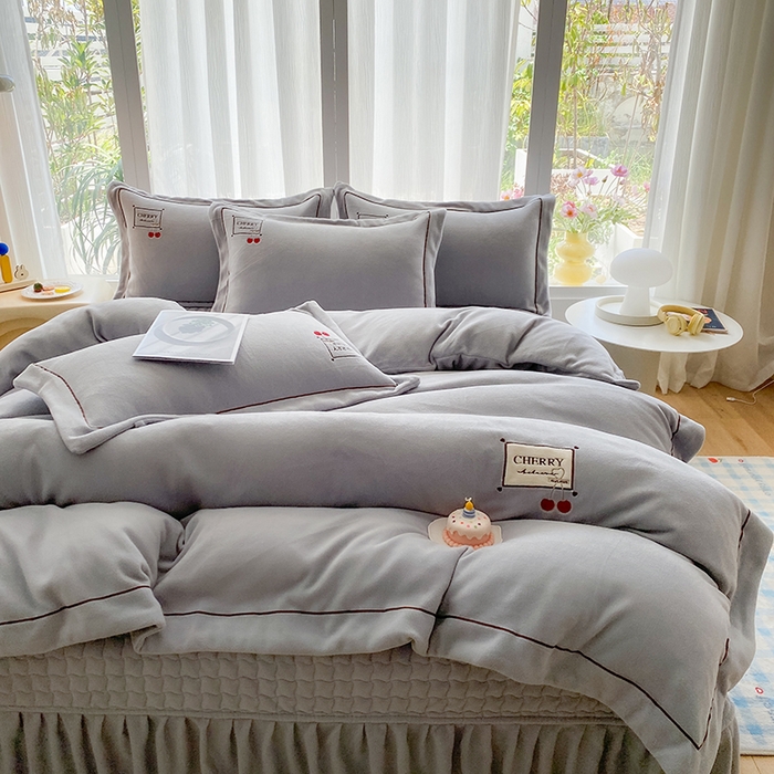 91家纺网 家纺一手货源 找家纺 美伦美焕 2025新款獭獭绒贴布绣床盖款四件套 高级灰