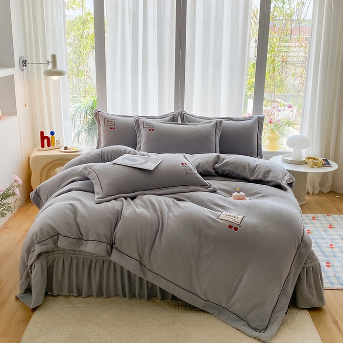 91家纺网 家纺一手货源 找家纺 美伦美焕 2025新款獭獭绒贴布绣床盖款四件套 高级灰