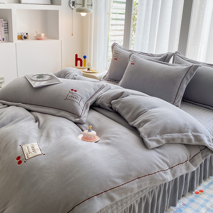 91家纺网 家纺一手货源 找家纺 美伦美焕 2025新款獭獭绒贴布绣床盖款四件套 高级灰