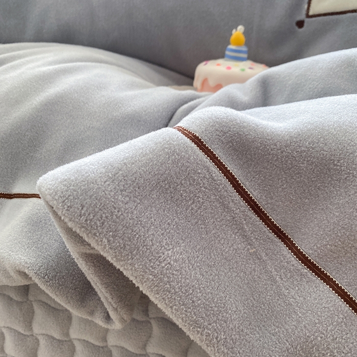 91家纺网 家纺一手货源 找家纺 美伦美焕 2025新款獭獭绒贴布绣床盖款四件套 高级灰