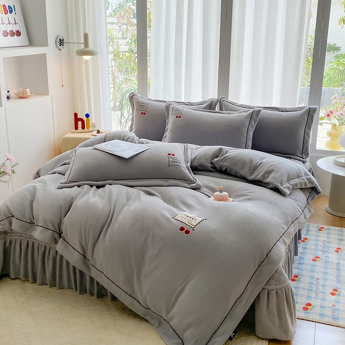 91家纺网 家纺一手货源 找家纺 美伦美焕 2025新款獭獭绒贴布绣床盖款四件套 高级灰