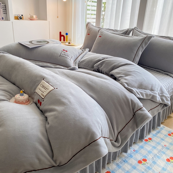 91家纺网 家纺一手货源 找家纺 美伦美焕 2025新款獭獭绒贴布绣床盖款四件套 高级灰