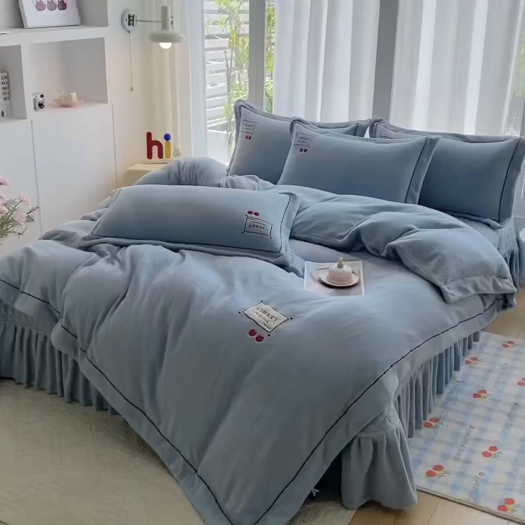 91家纺网 家纺一手货源 找家纺 美伦美焕 2025新款獭獭绒贴布绣床盖款四件套 雾霾蓝