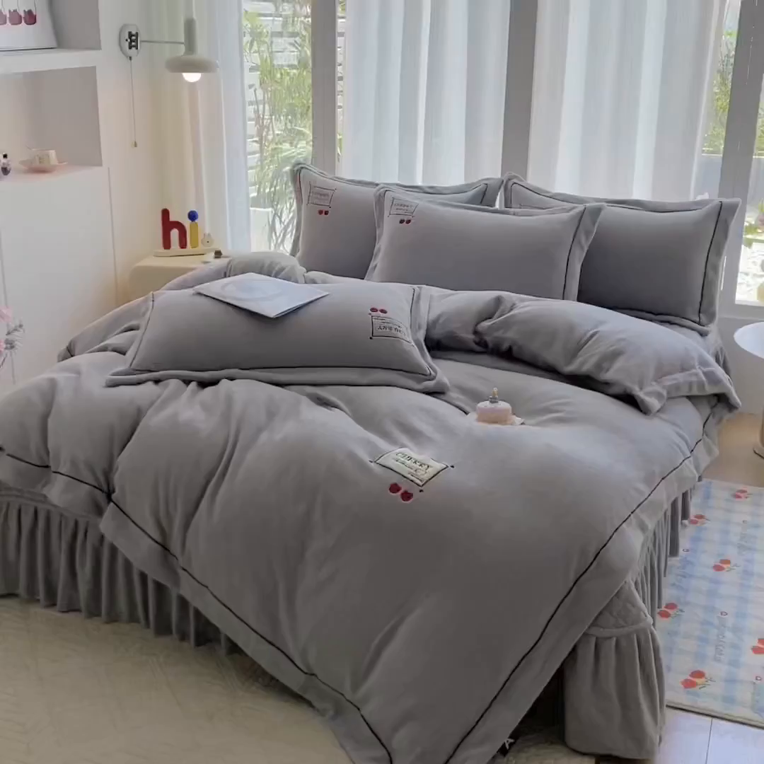 91家纺网 家纺一手货源 找家纺 美伦美焕 2025新款獭獭绒贴布绣床盖款四件套 高级灰
