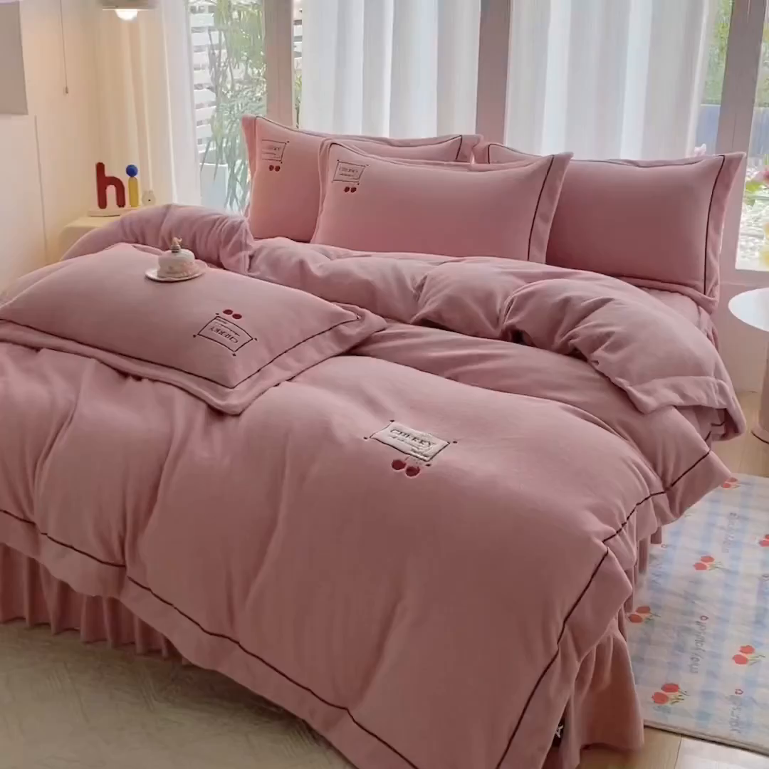 91家纺网 家纺一手货源 找家纺 美伦美焕 2025新款獭獭绒贴布绣床盖款四件套 豆沙