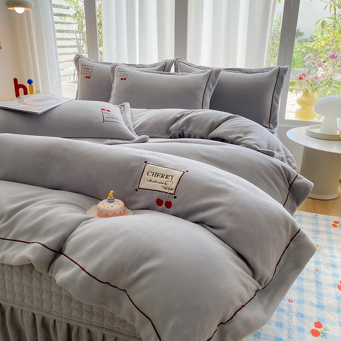 91家纺网 家纺一手货源 找家纺 美伦美焕 2025新款獭獭绒贴布绣床盖款四件套 高级灰