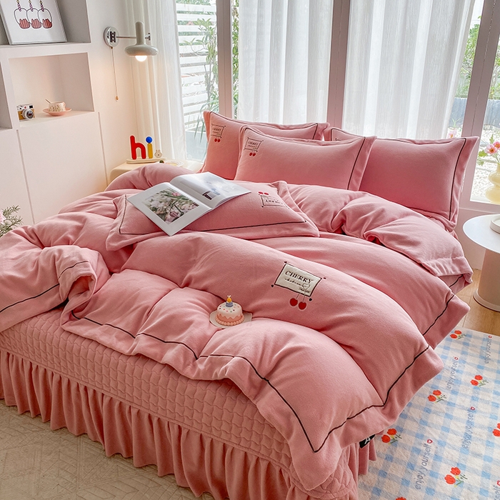 91家纺网 家纺一手货源 找家纺 美伦美焕 2025新款獭獭绒贴布绣床盖款四件套 豆沙