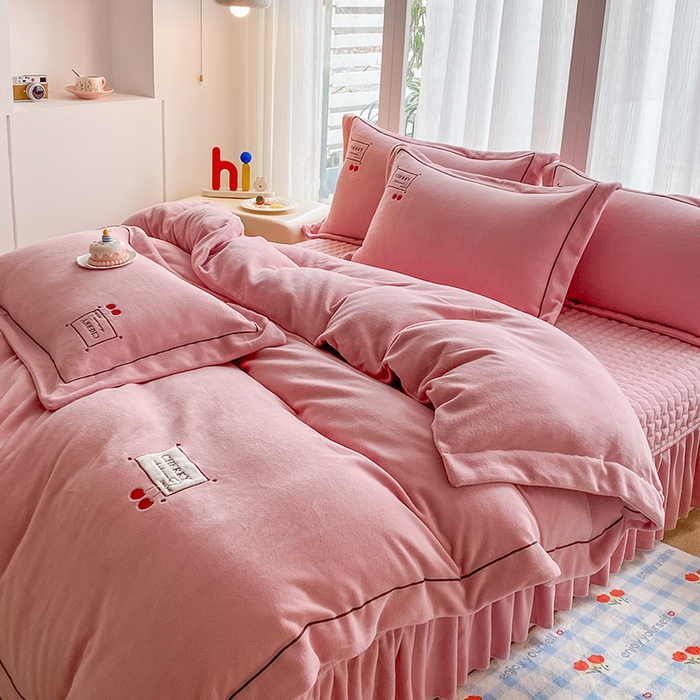 91家纺网 家纺一手货源 找家纺 美伦美焕 2025新款獭獭绒贴布绣床盖款四件套 豆沙