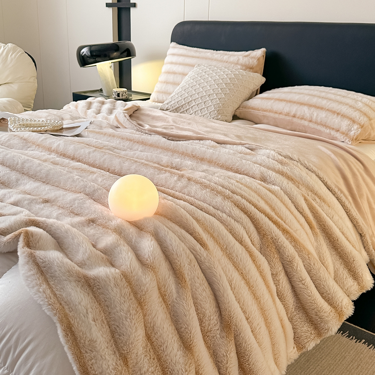 91家纺网 家纺一手货源 找家纺 居易简 2025新款美拉德抽条兔毛绒毛毯 奶白