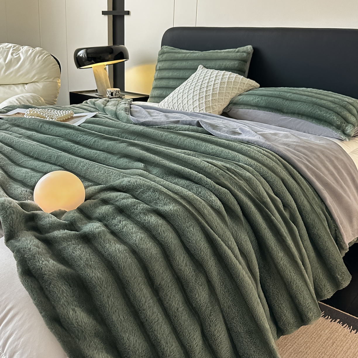 91家纺网 家纺一手货源 找家纺 居易简 2025新款美拉德抽条兔毛绒毛毯 墨绿