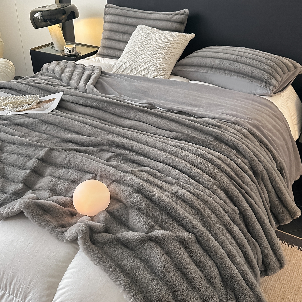 91家纺网 家纺一手货源 找家纺 居易简 2025新款美拉德抽条兔毛绒毛毯 高级灰