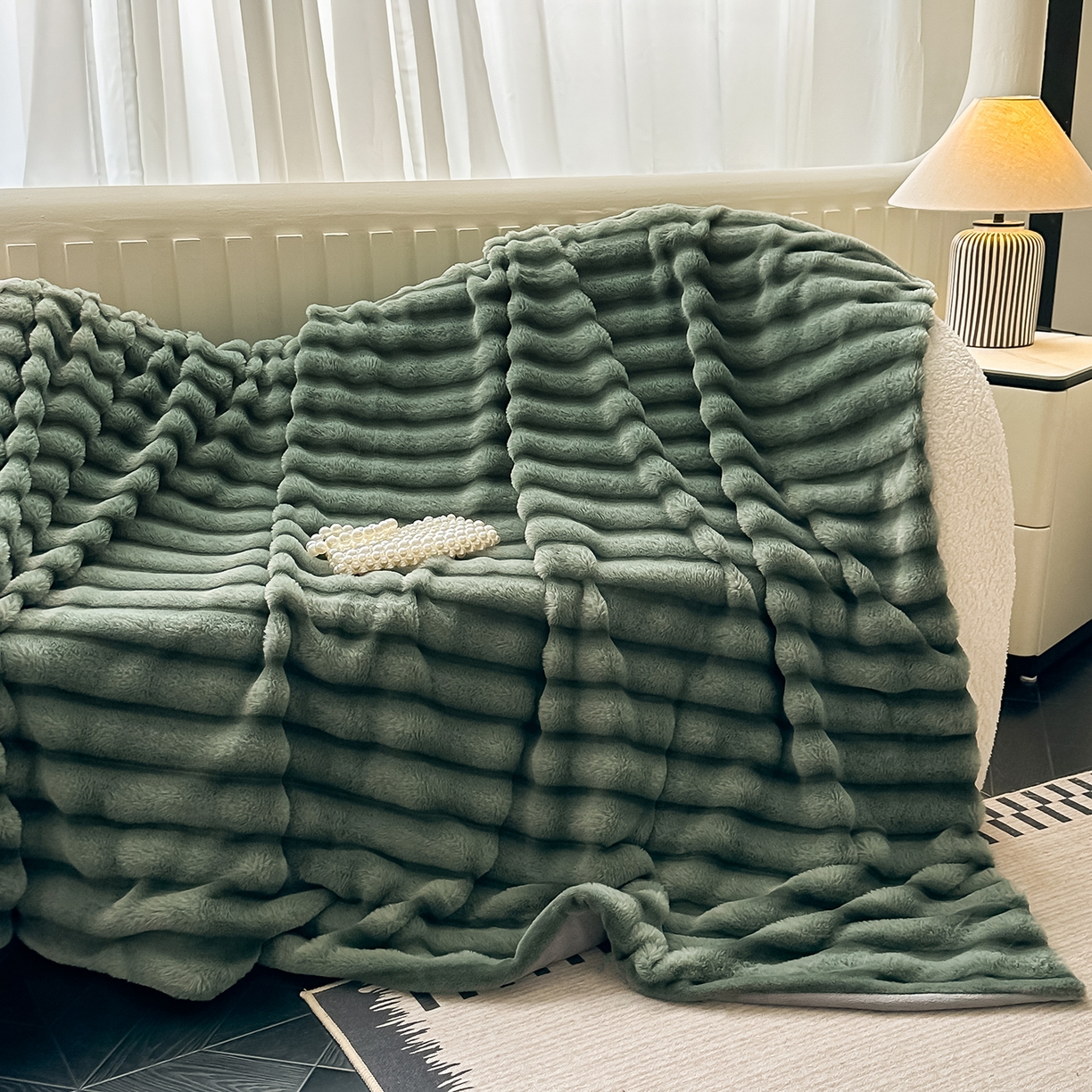 91家纺网 家纺一手货源 找家纺 居易简 2025新款美拉德抽条兔毛绒毛毯 墨绿