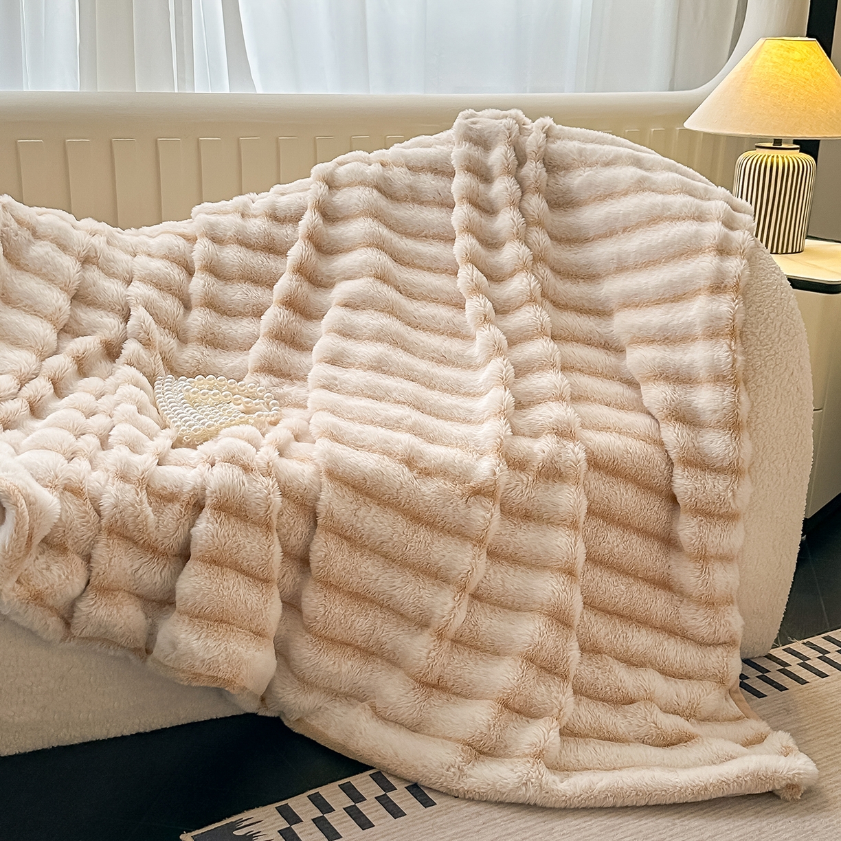 居易简 2025新款美拉德抽条兔毛绒毛毯 奶白