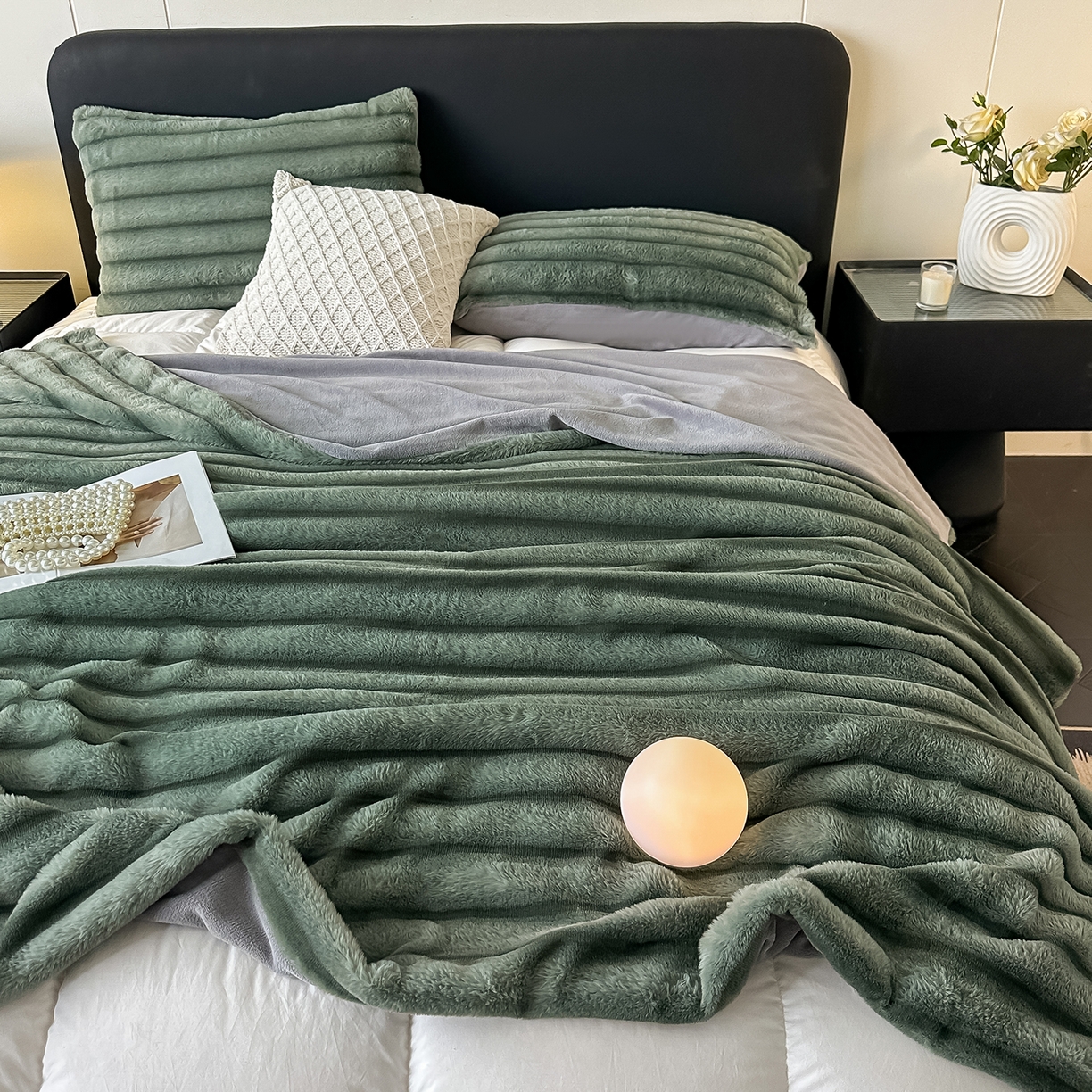 91家纺网 家纺一手货源 找家纺 居易简 2025新款美拉德抽条兔毛绒毛毯 墨绿