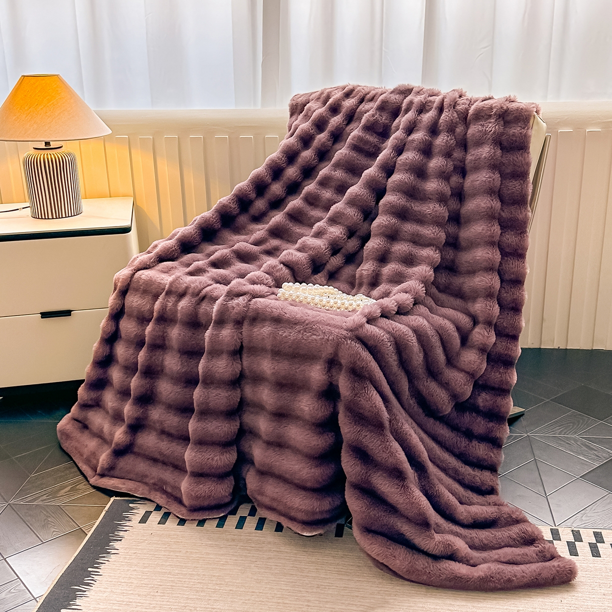 91家纺网 家纺一手货源 找家纺 居易简 2025新款美拉德抽条兔毛绒毛毯 紫色