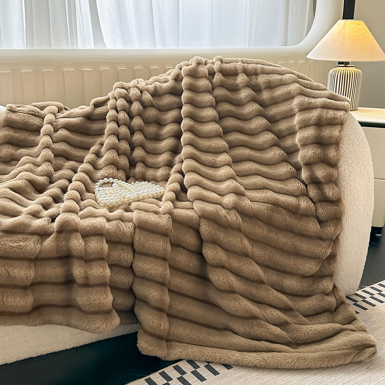 居易简 2025新款美拉德抽条兔毛绒毛毯 咖色