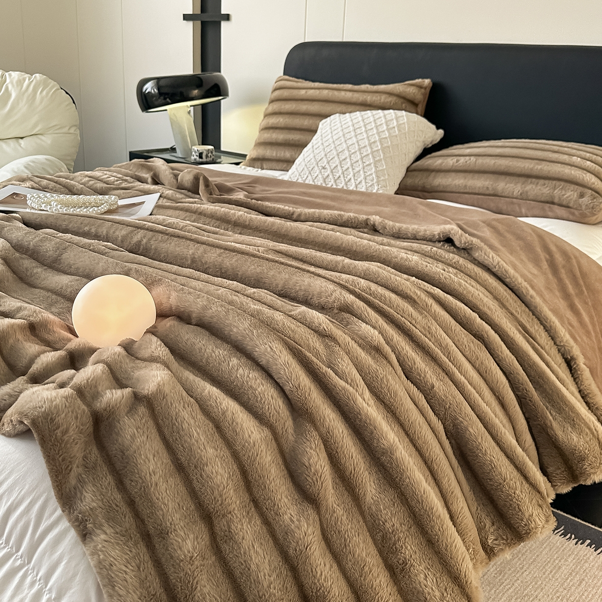 91家纺网 家纺一手货源 找家纺 居易简 2025新款美拉德抽条兔毛绒毛毯 咖色