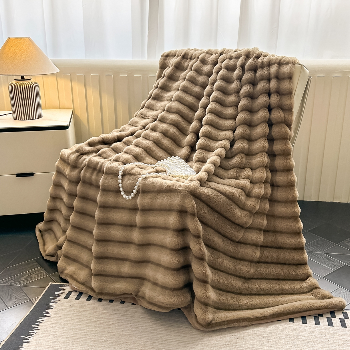 91家纺网 家纺一手货源 找家纺 居易简 2025新款美拉德抽条兔毛绒毛毯 咖色