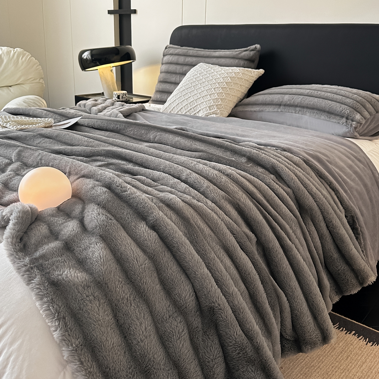 91家纺网 家纺一手货源 找家纺 居易简 2025新款美拉德抽条兔毛绒毛毯 高级灰