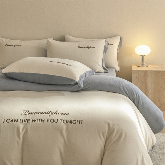 91家纺网 家纺一手货源 找家纺 梦幻之城 2025新款牛奶绒刺绣四件套-安克斯绒A款 安克斯绒-奶芋色+星辰灰