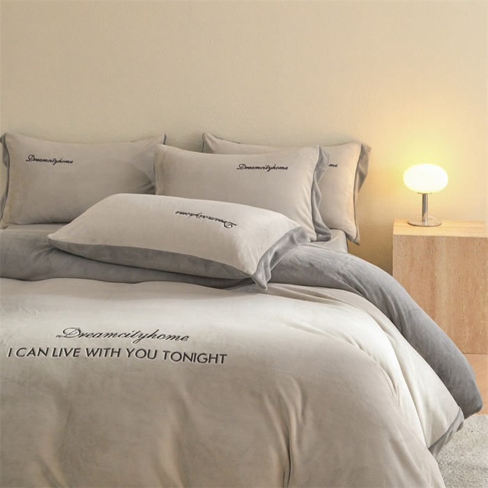 91家纺网 家纺一手货源 找家纺 梦幻之城 2025新款牛奶绒刺绣四件套-安克斯绒A款 安克斯绒-香草灰+经典灰