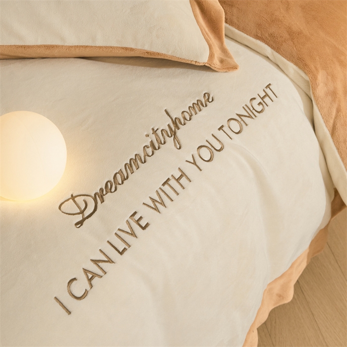 91家纺网 家纺一手货源 找家纺 梦幻之城 2025新款牛奶绒刺绣四件套-安克斯绒A款 安克斯绒-奶芋色+亚麻驼