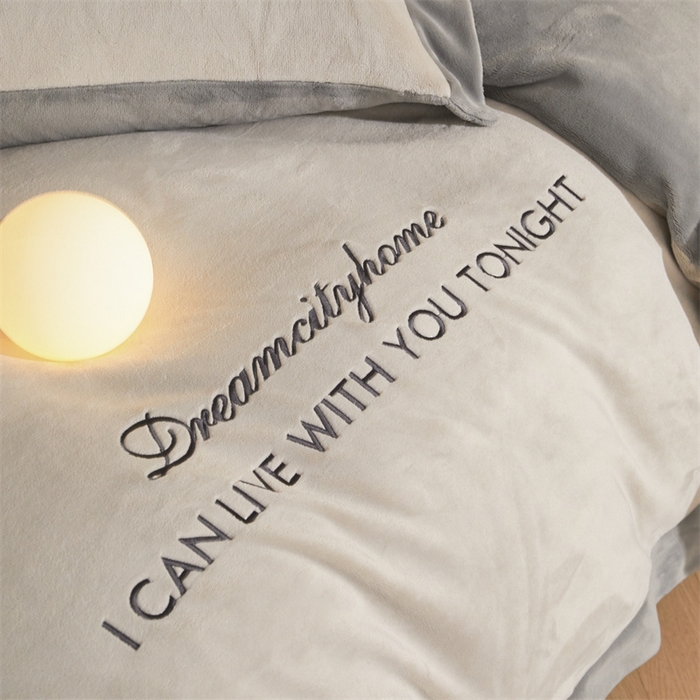 91家纺网 家纺一手货源 找家纺 梦幻之城 2025新款牛奶绒刺绣四件套-安克斯绒A款 安克斯绒-香草灰+经典灰