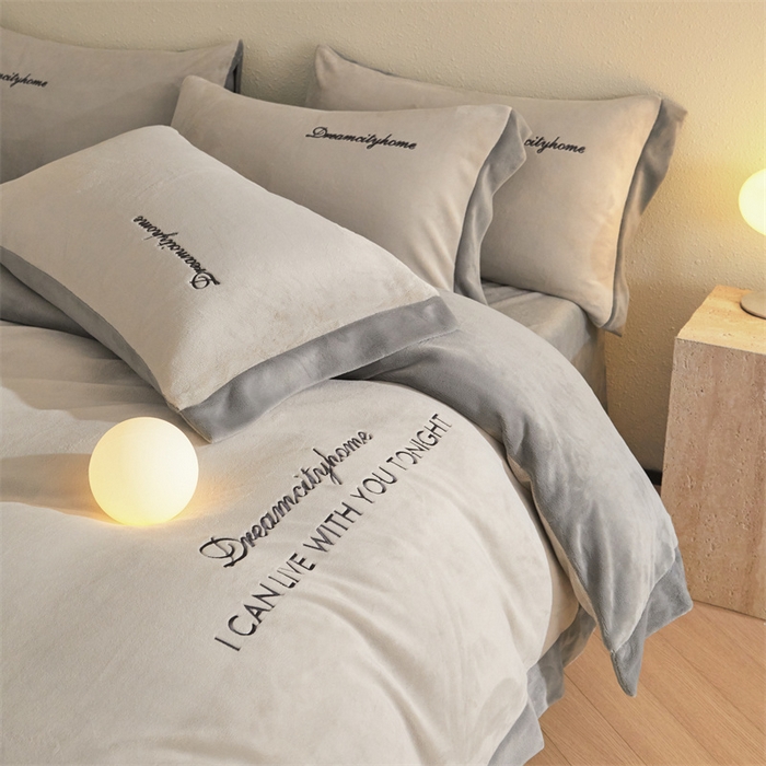 91家纺网 家纺一手货源 找家纺 梦幻之城 2025新款牛奶绒刺绣四件套-安克斯绒A款 安克斯绒-香草灰+经典灰