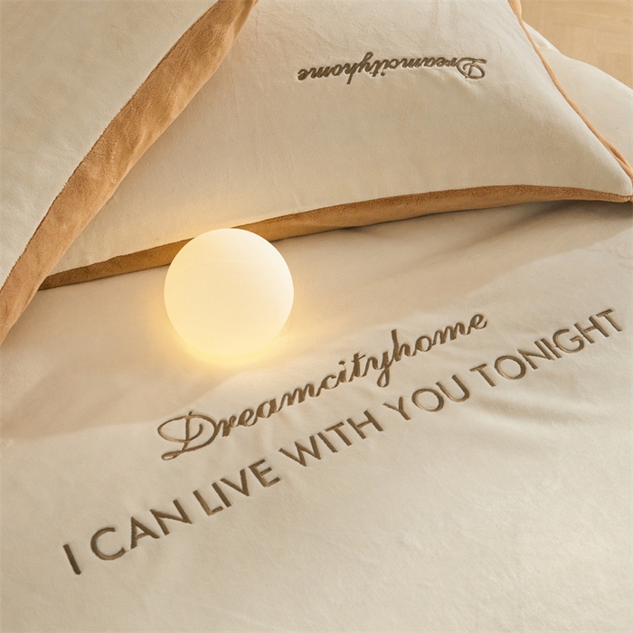 91家纺网 家纺一手货源 找家纺 梦幻之城 2025新款牛奶绒刺绣四件套-安克斯绒A款 安克斯绒-奶芋色+亚麻驼