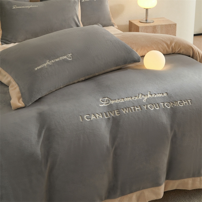 91家纺网 家纺一手货源 找家纺 梦幻之城 2025新款牛奶绒刺绣四件套-安克斯绒A款 安克斯绒-经典灰+香槟色