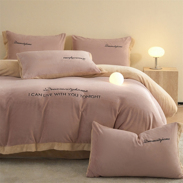 91家纺网 家纺一手货源 找家纺 梦幻之城 2025新款牛奶绒刺绣四件套-安克斯绒A款 安克斯绒-可可粉+香槟色