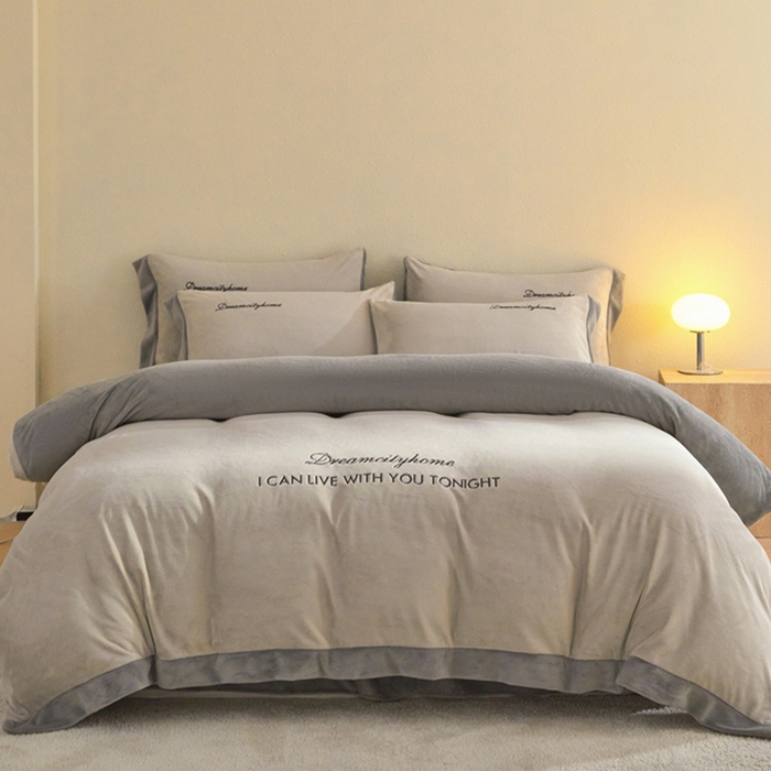 91家纺网 家纺一手货源 找家纺 梦幻之城 2025新款牛奶绒刺绣四件套-安克斯绒A款 安克斯绒-香草灰+经典灰