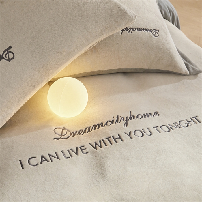 91家纺网 家纺一手货源 找家纺 梦幻之城 2025新款牛奶绒刺绣四件套-安克斯绒A款 安克斯绒-香草灰+经典灰