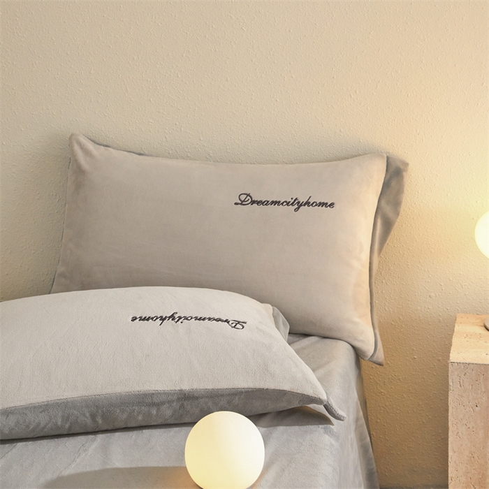 91家纺网 家纺一手货源 找家纺 梦幻之城 2025新款牛奶绒刺绣四件套-安克斯绒A款 安克斯绒-香草灰+经典灰