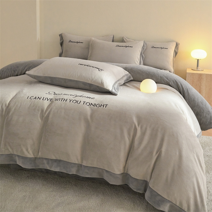 91家纺网 家纺一手货源 找家纺 梦幻之城 2025新款牛奶绒刺绣四件套-安克斯绒A款 安克斯绒-香草灰+经典灰