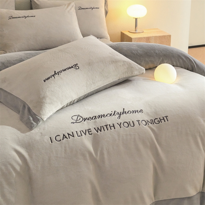 91家纺网 家纺一手货源 找家纺 梦幻之城 2025新款牛奶绒刺绣四件套-安克斯绒A款 安克斯绒-香草灰+经典灰