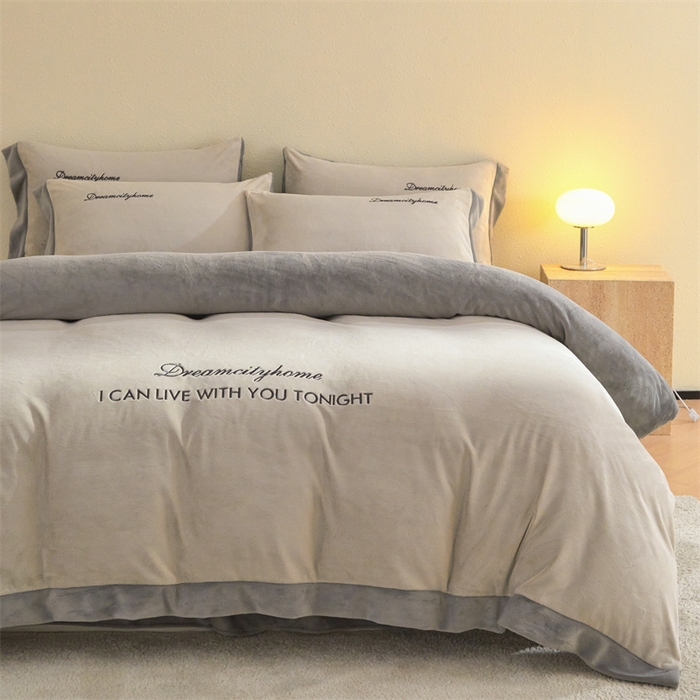 91家纺网 家纺一手货源 找家纺 梦幻之城 2025新款牛奶绒刺绣四件套-安克斯绒A款 安克斯绒-香草灰+经典灰