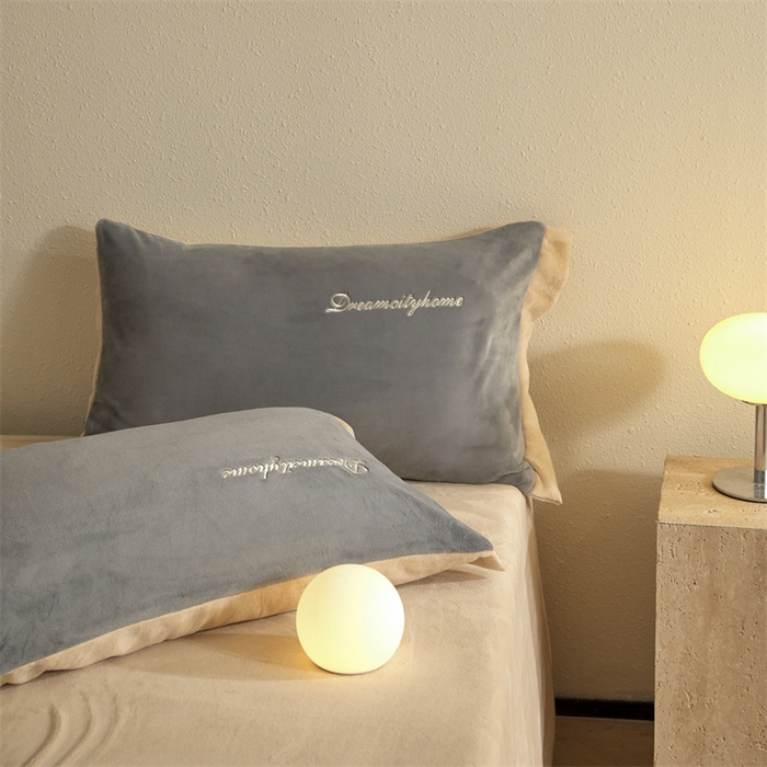 91家纺网 家纺一手货源 找家纺 梦幻之城 2025新款牛奶绒刺绣四件套-安克斯绒A款 安克斯绒-经典灰+香槟色