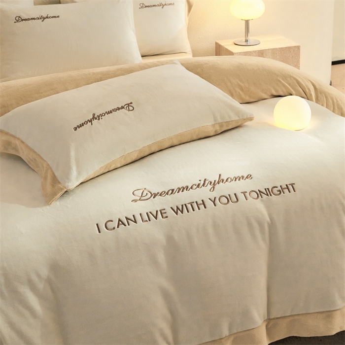 91家纺网 家纺一手货源 找家纺 梦幻之城 2025新款牛奶绒刺绣四件套-安克斯绒A款 安克斯绒-奶芋色+杏仁