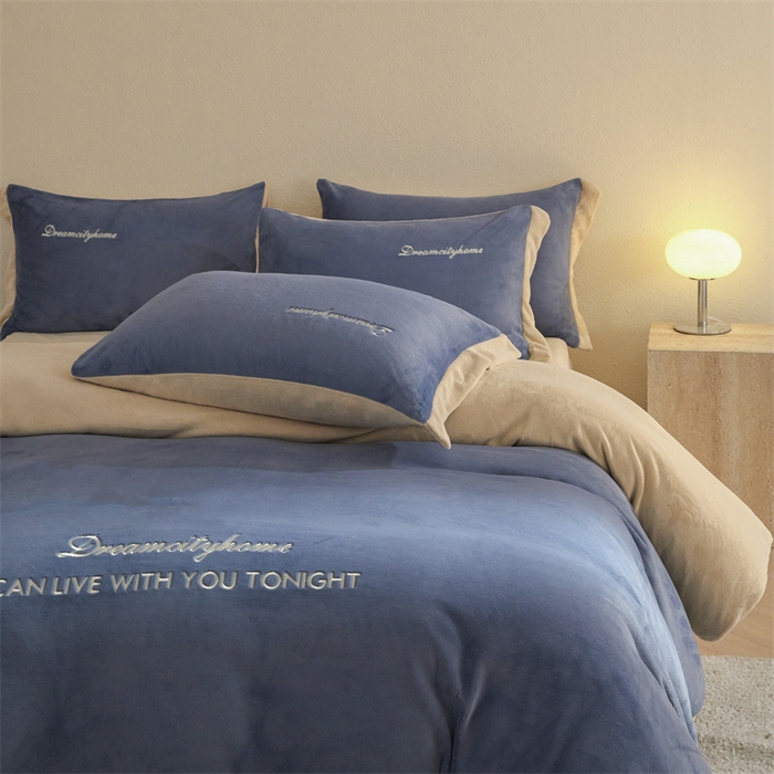 91家纺网 家纺一手货源 找家纺 梦幻之城 2025新款牛奶绒刺绣四件套-安克斯绒A款 安克斯绒-宾利蓝+香槟色