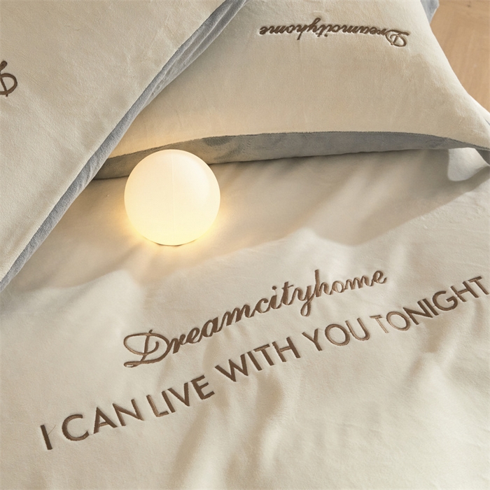 91家纺网 家纺一手货源 找家纺 梦幻之城 2025新款牛奶绒刺绣四件套-安克斯绒A款 安克斯绒-奶芋色+星辰灰