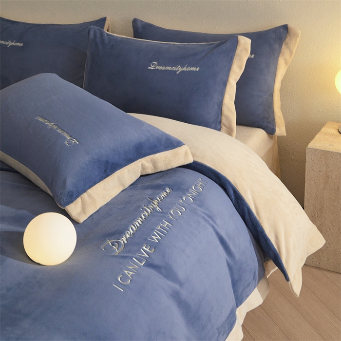 91家纺网 家纺一手货源 找家纺 梦幻之城 2025新款牛奶绒刺绣四件套-安克斯绒A款 安克斯绒-宾利蓝+香槟色