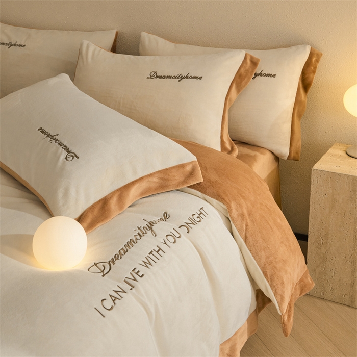 91家纺网 家纺一手货源 找家纺 梦幻之城 2025新款牛奶绒刺绣四件套-安克斯绒A款 安克斯绒-奶芋色+亚麻驼