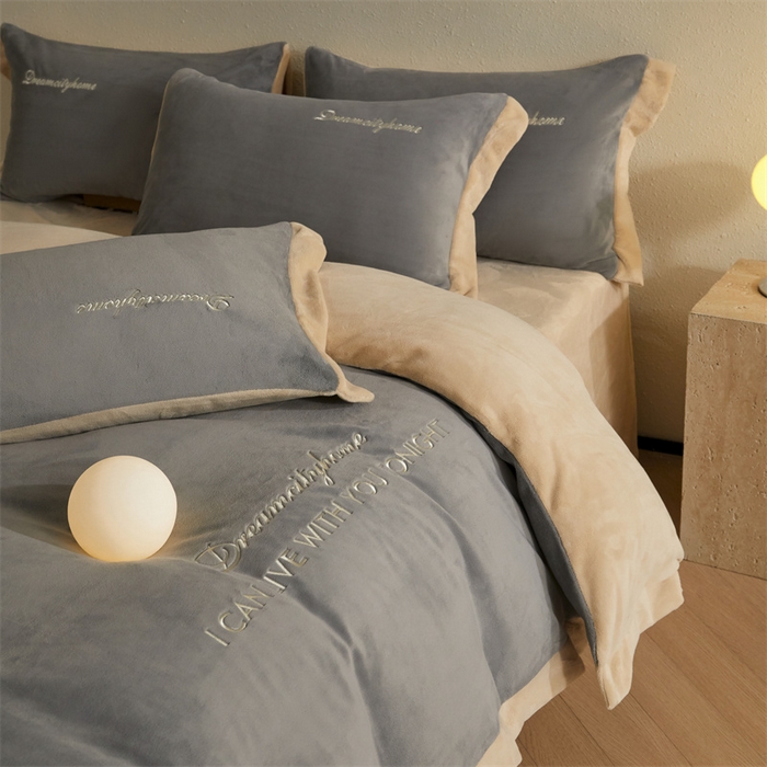 91家纺网 家纺一手货源 找家纺 梦幻之城 2025新款牛奶绒刺绣四件套-安克斯绒A款 安克斯绒-经典灰+香槟色