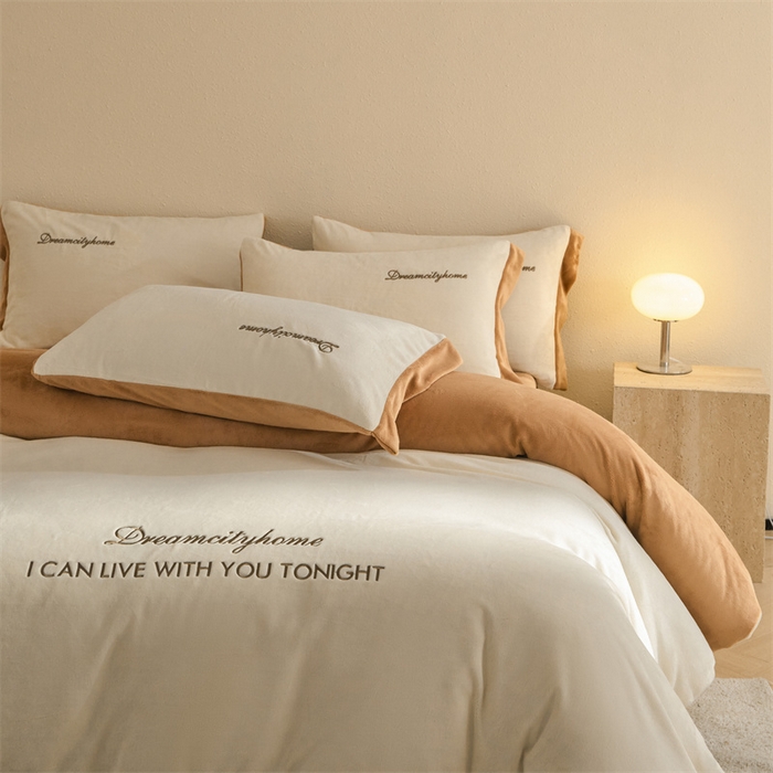 91家纺网 家纺一手货源 找家纺 梦幻之城 2025新款牛奶绒刺绣四件套-安克斯绒A款 安克斯绒-奶芋色+亚麻驼