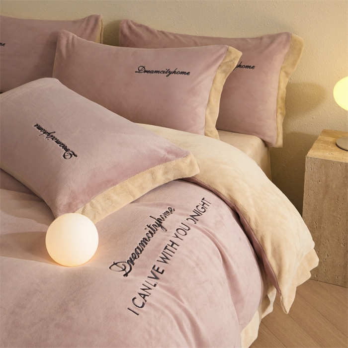 91家纺网 家纺一手货源 找家纺 梦幻之城 2025新款牛奶绒刺绣四件套-安克斯绒A款 安克斯绒-可可粉+香槟色